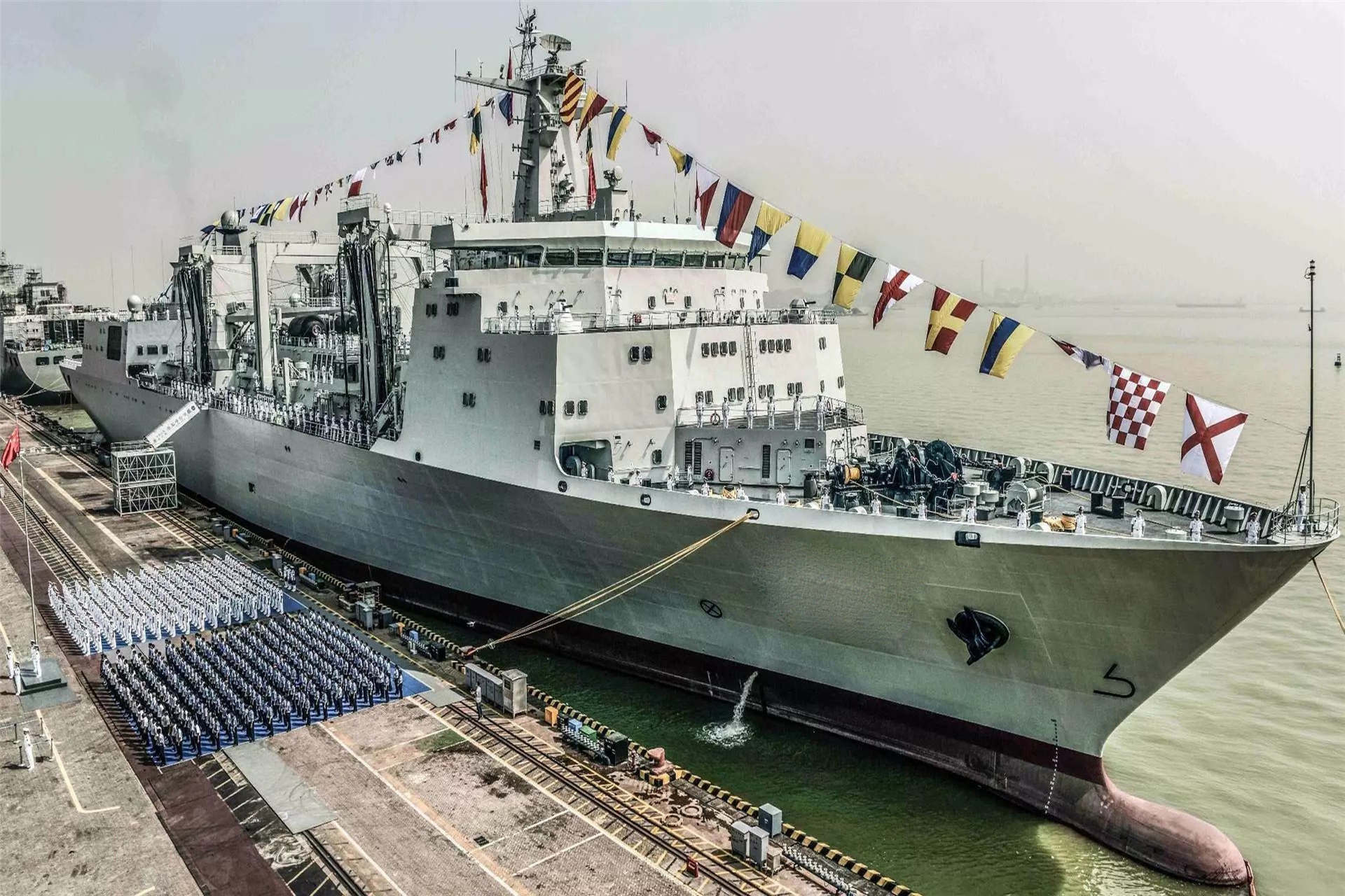 中國海軍首艘自主研制新型綜合補給艦“呼倫湖”艦